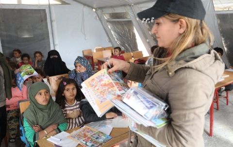 توزيع 2000 مجلة وقرطاسية على اطفال مخيم الهول.