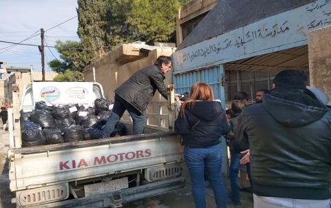 توزيع ألبسة وأحذية للنازحين في مراكز الايواء
