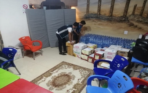 توزيع سلات غذائية و مياه الشرب على النازحين 