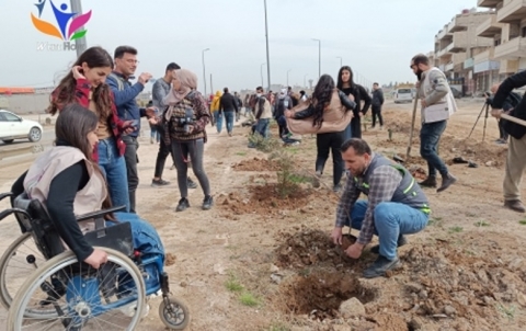  انطلقت اليوم المرحلة الثالثة من حملة ((أغراس الصمود)) حيث قمنا بغرس 200 شجرة في مدينة قامشلو شمال دوار الشهيد يوسف كللو.