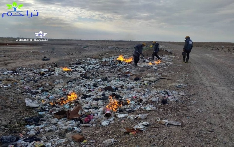 حرق وترحيل مكبات النفايات العشوائية ضمن الاحياء السكنية